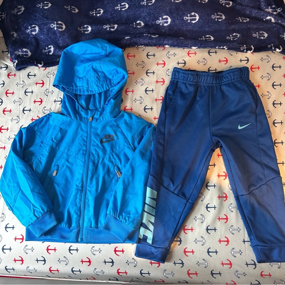 Nike hooded wind breaker jacket Sz 2t & joggers Sz 24mns Excellent condition